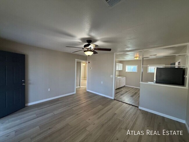 Building Photo - 1741 W Desert Cove Ave