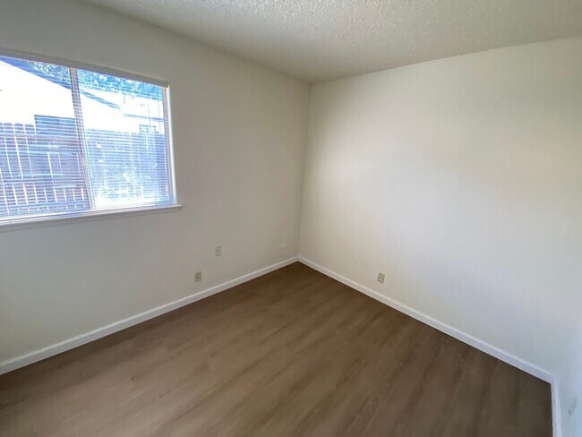 Building Photo - 6804 Harlequin Way