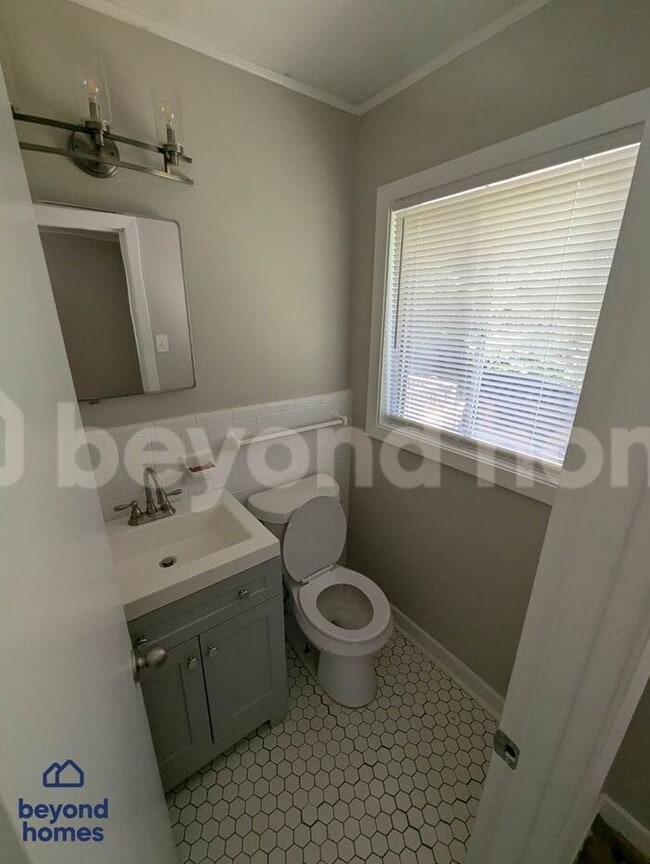 Building Photo - Spacious 3-bedroom, 1.5-bath home availabl...