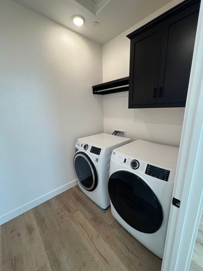 Building Photo - 4 Bed / 3 Bath | Crocker Village Home Available Now