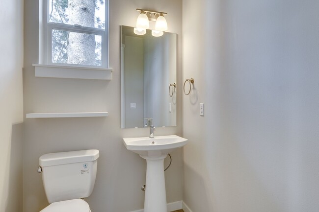 Building Photo - 5 Bed PLUS Bonus Space with hot tub in Mar...