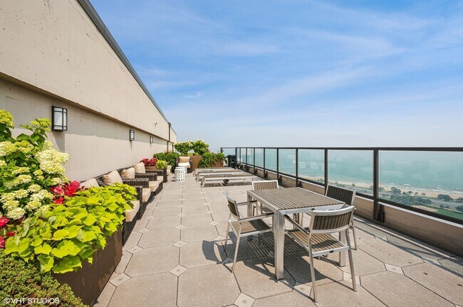 Building Photo - 1660 N La Salle Dr