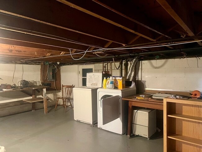 Building Photo - 24 Lily St