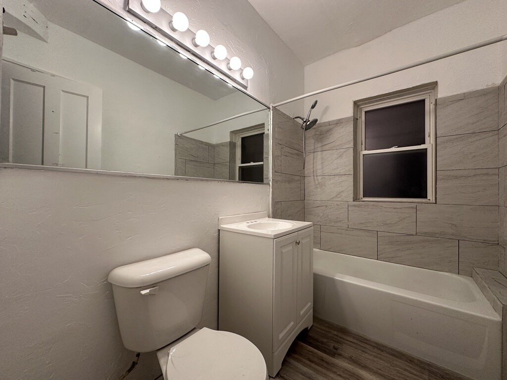 Building Photo - 3958 N Janssen Ave