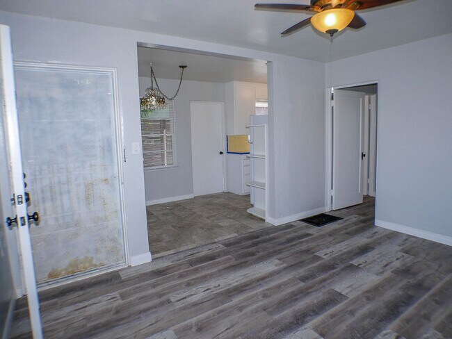 Building Photo - Charming Ocean Beach Home!