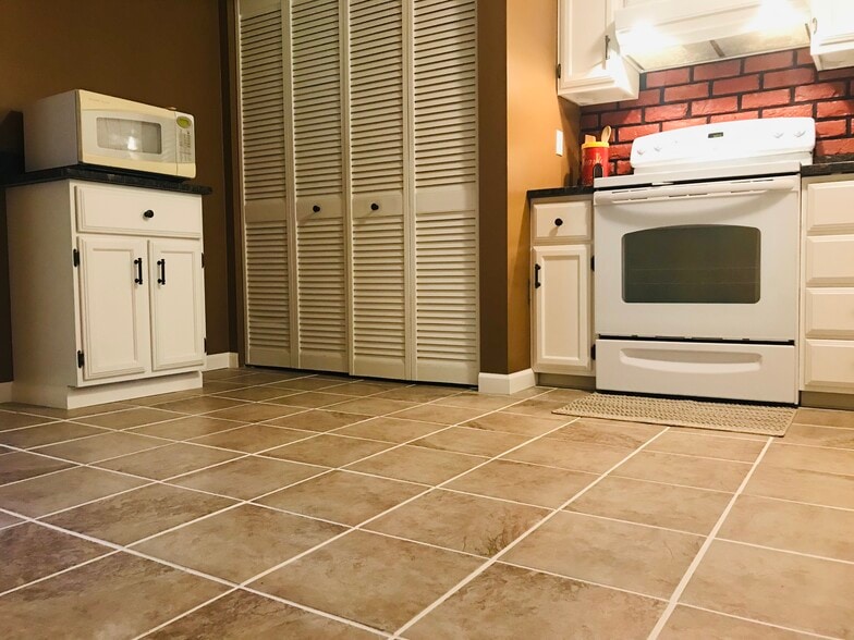 Kitchen includes all appliances and pantry - 109 Geronimo Dr