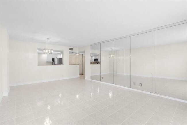 Building Photo - 1149 Hillsboro Mile
