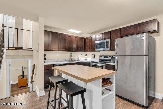 Building Photo - 310 Falcon Dr