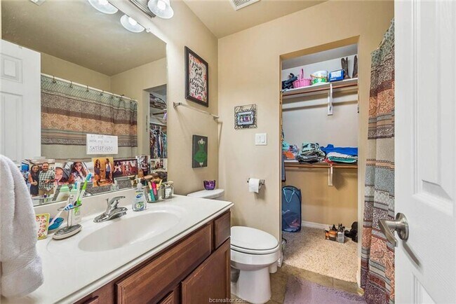 Building Photo - SUBLEASE Aug 11 2025 in Lakeridge Townhomes!