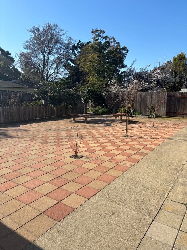 Building Photo - 2 BR 1 BA house with Bonus Room in Yuba City  AVAILABLE NOW!