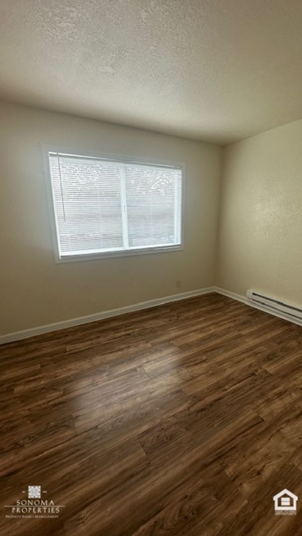 Building Photo - Charming 2BD/1.5BA Duplex