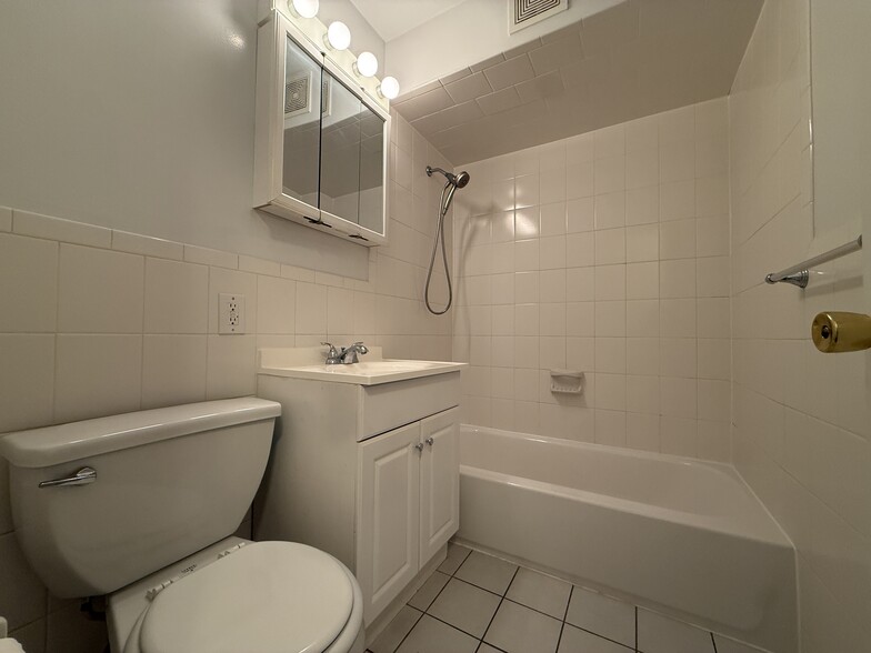 Building Photo - 208 Undercliff Ave