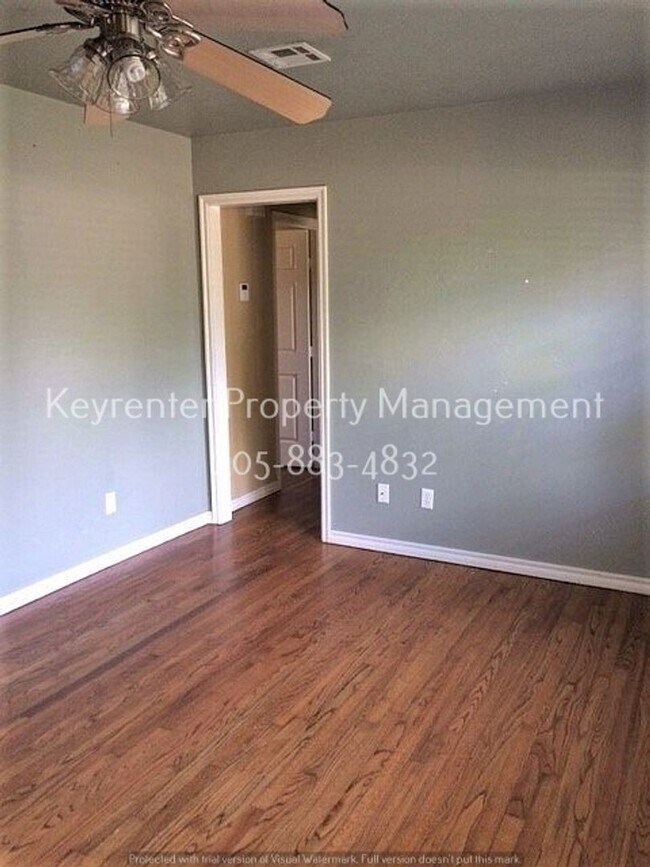 Building Photo - Renovated 3 Bedroom close to OU Campus!! LAWNCARE INCLUDED!!