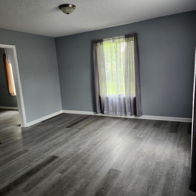 Building Photo - 4206 E 33rd St