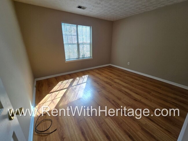 Building Photo - WOW!!! GORGEOUS DUPLEX / GREAT ROOMMATE FL...