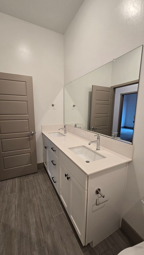 Building Photo - 9405 Parkwood Manor Dr