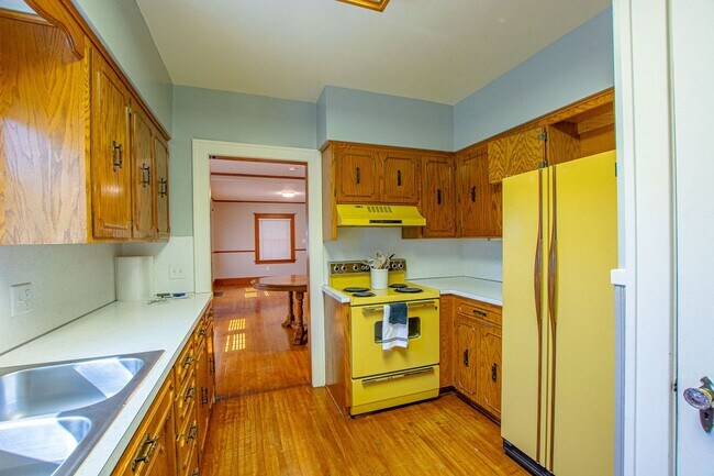 Building Photo - 3 Bedroom / 1 Bath Home with Washer/Dryer ...