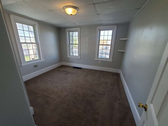 Building Photo - Renovated 2 Bedroom – First Floor Apartment in East Greenwich!