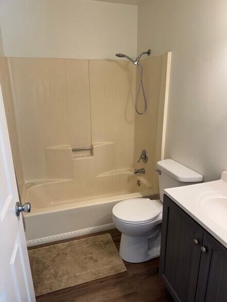 Building Photo - 1614 N Parkway Dr