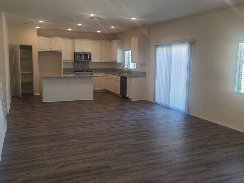 Building Photo - 15674 Santa Cruz Ct
