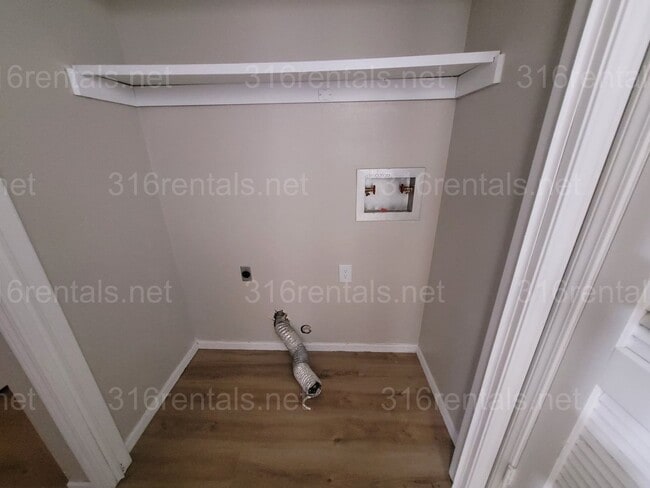 Building Photo - $895 - 2 bedroom 1 bath - Beautiful apartm...