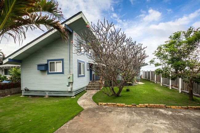 Building Photo - Welcome to this stunning 3-bedroom, 3-bathroom beachfront island oasis in the beautiful Hauula, HI.