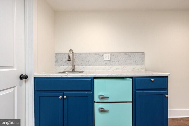 Building Photo - 412 Sepviva St