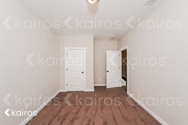 Building Photo - 180 White Oak Circle