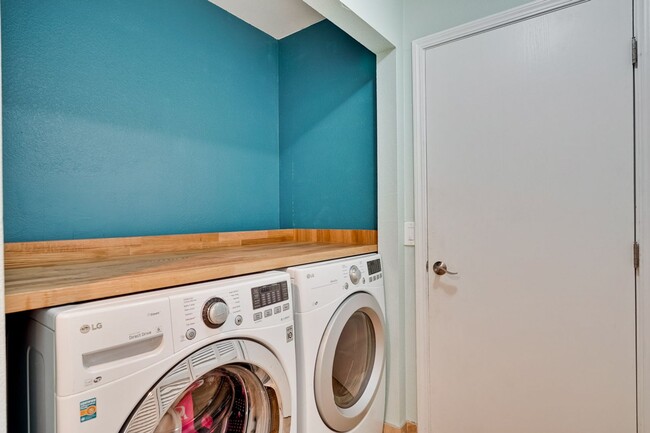 Building Photo - Large 3 Bed 2.5 Bath Townhome walking dist...