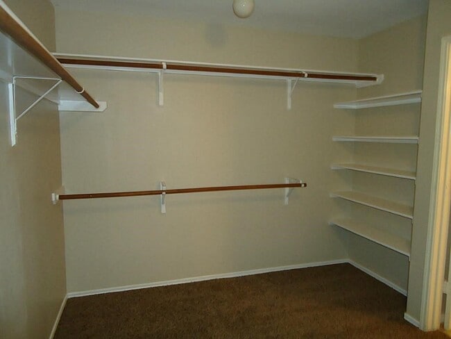 Building Photo - 11047 KNOBBLEY Oak Ct