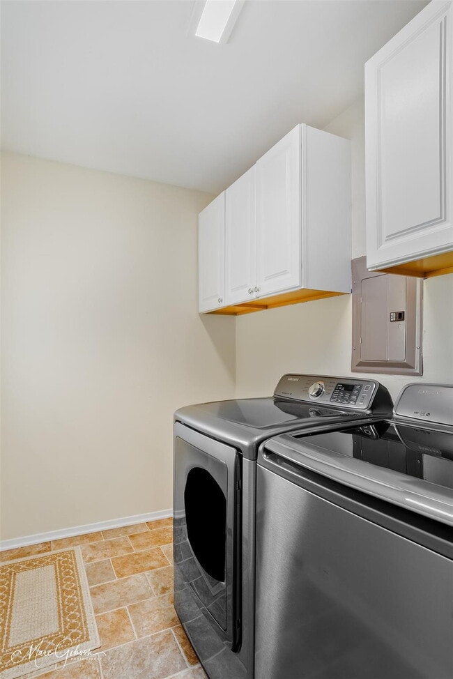 Building Photo - "Charming 3-Bedroom Retreat with Cozy Fire...