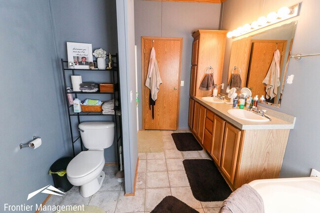Building Photo - Awesome 3 bedroom 2 bathroom home located in OGDEN KS!