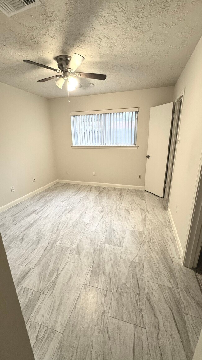 Building Photo - 3110 Springhill Dr