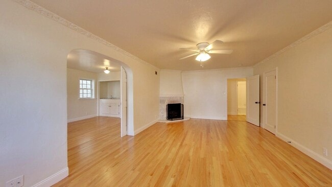 Building Photo - Lakeside 3 Bedroom / 3 Bathroom Single Fam...