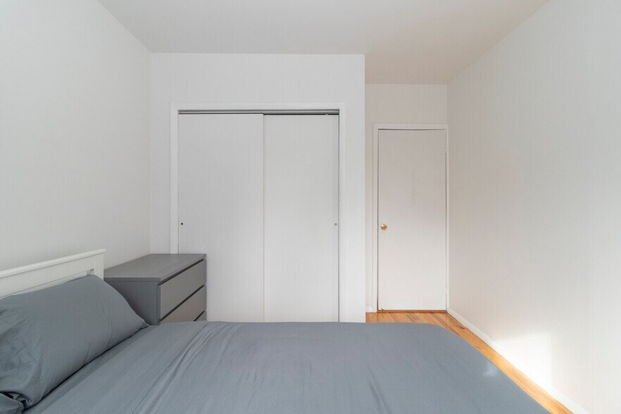 Building Photo - 130 E 95th St