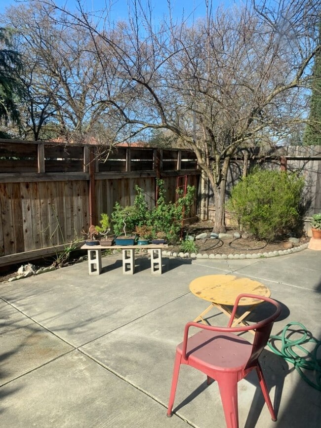 Building Photo - Fantastic 2 Bedroom 2.5 Bath Available September 1st