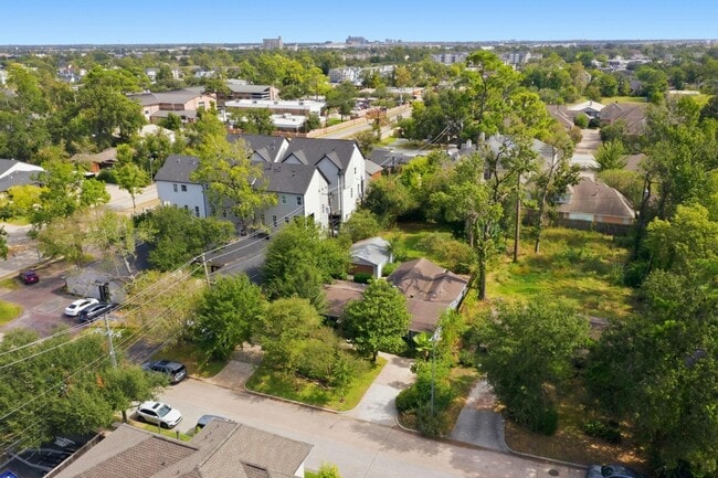 Building Photo - 1320 Woodvine Dr