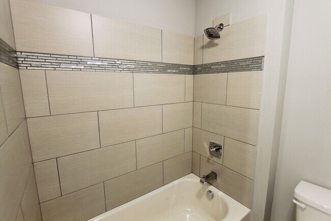 Building Photo - 424 NE Stafford St