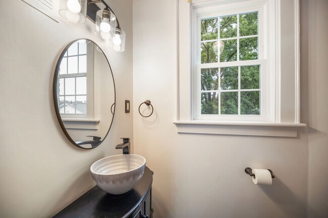 Building Photo - 821 Brandon Ave