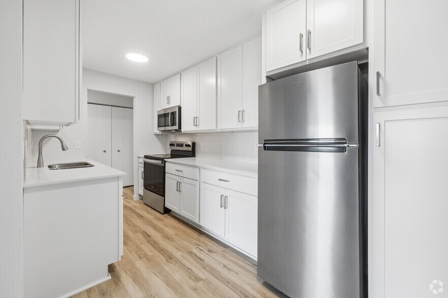 1BR, 1BA - 700SF - Kitchen - Dockside Apartments & Boat Slips - Lake Minnetonka