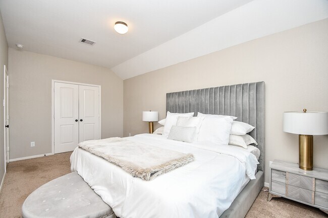 Building Photo - 24119 Via Renata Dr