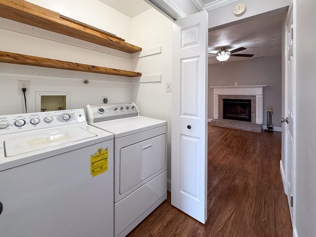 Building Photo - Double En-Suite Townhome