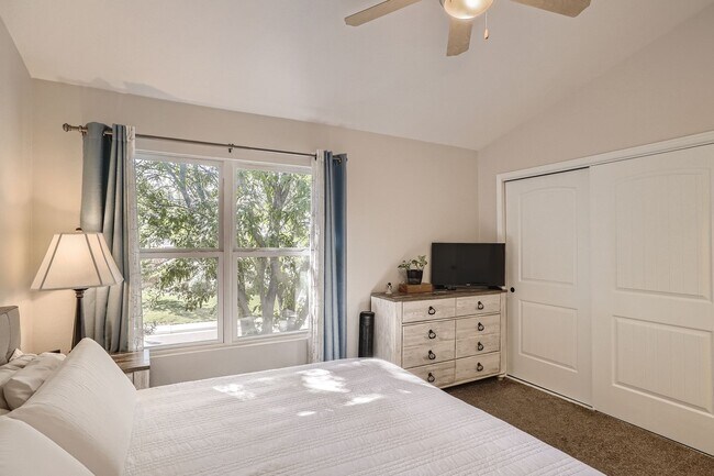 Building Photo - Evolve Real Estate: Spacious 3 Bed 3 bath Townhouse  in LITTLETON! Available 7/5/2026!