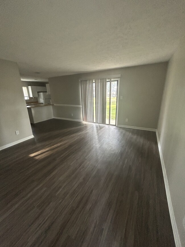 Building Photo - 843 Applewood Ln