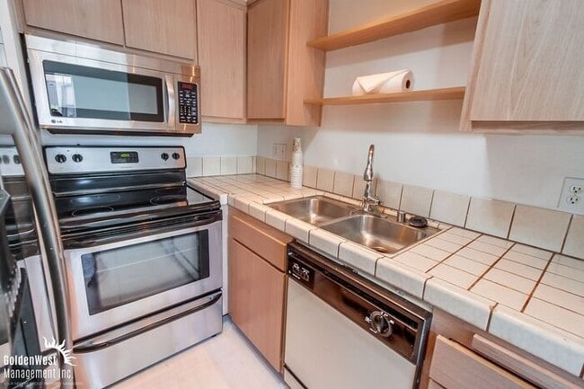 Building Photo - Stylish Top-Floor 1Bdm 1Ba Condo in the No...