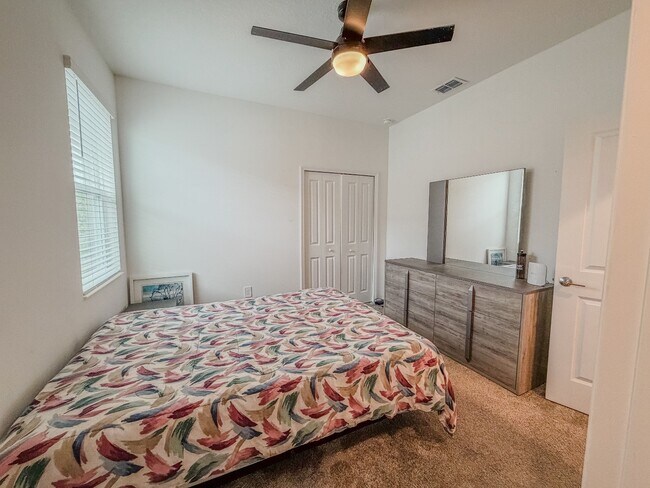 Building Photo - 1 Bedroom / 1 Bathroom Private Furnished Suite Available for Immediate Move-In!