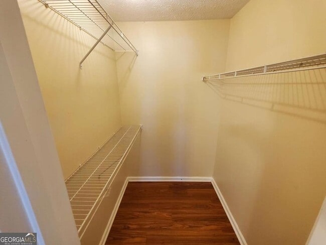 Building Photo - 5450 Twin Lakes Dr