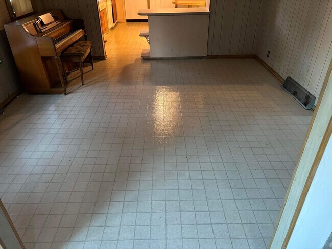 Building Photo - Cute 3 bedroom with basement and Detached ...