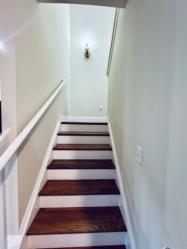 Building Photo - Spacious townhouse for rent in Bluestone H...
