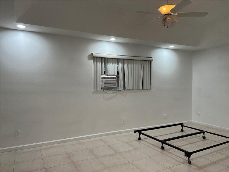 Building Photo - 7400 SW 37th Ct